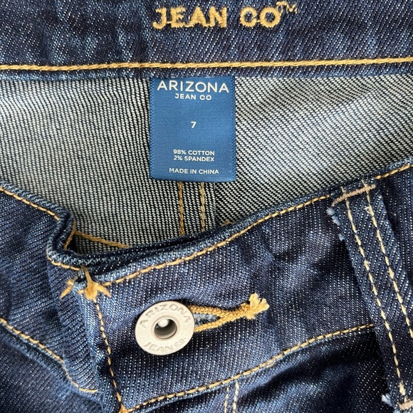 ARIZONA JEAN CO || SIZE 7 || DENIM CUFFED DISTRESSED SHORTS - Picture 6 of 10
